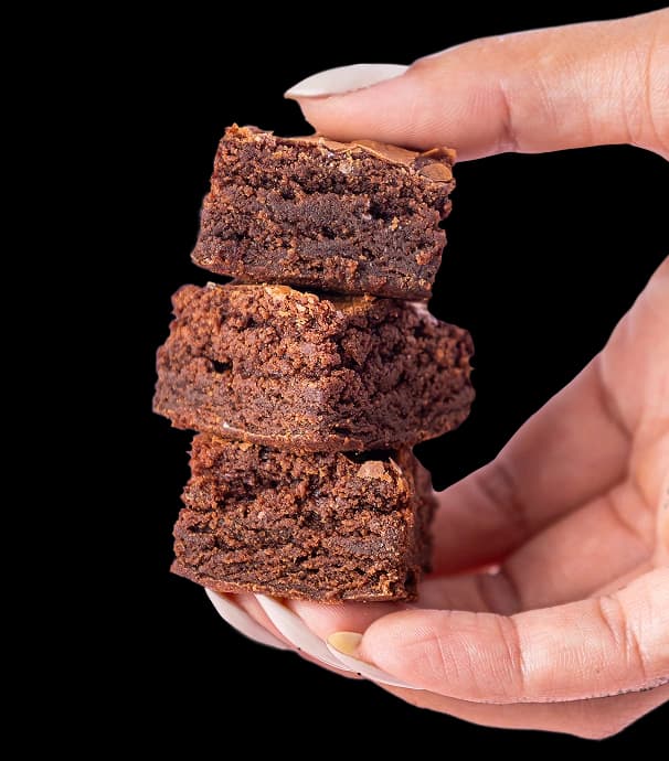 Mão segurando brownies